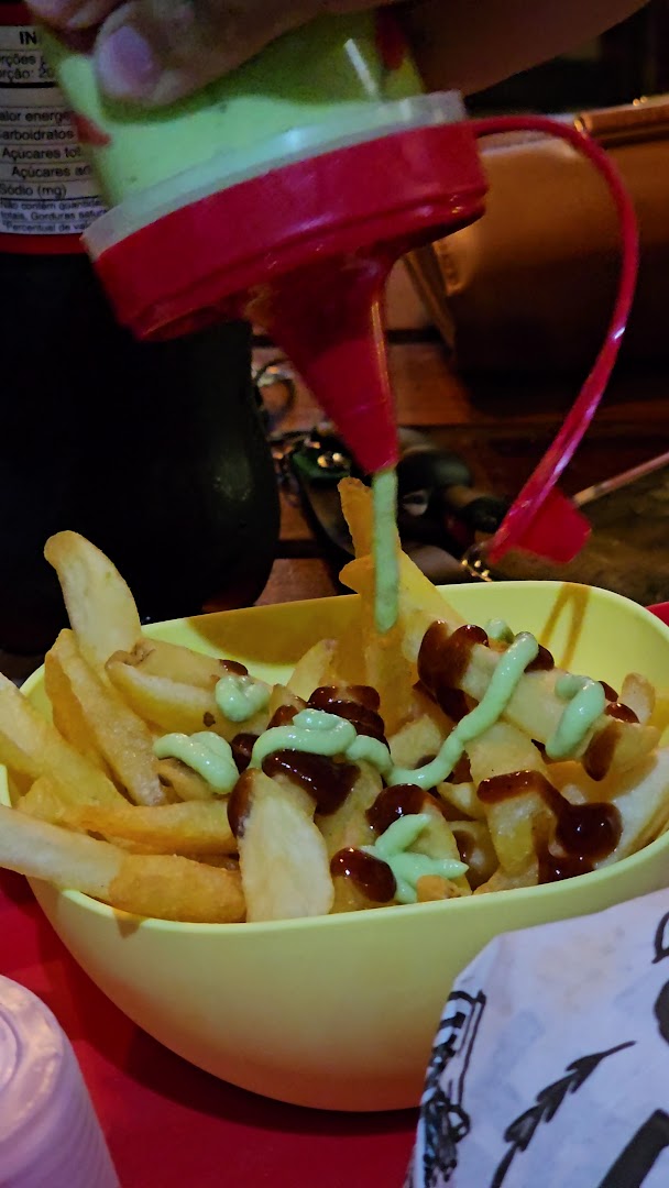 Porção de batata frita com molhos por cima