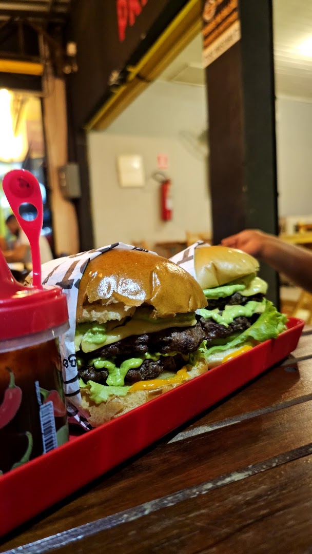 Hambúrgueres na bandeja vermelha no balcão
