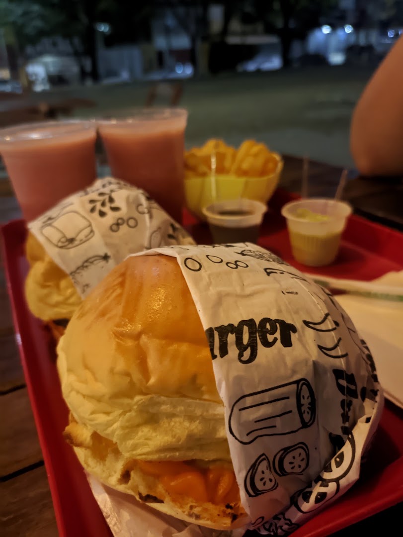 Combo com hambúrguer, batata e bebidas na bandeja