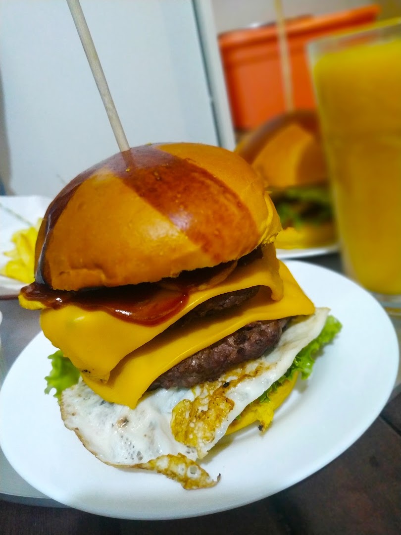 Hambúrguer artesanal com queijo, ovo e bacon no prato