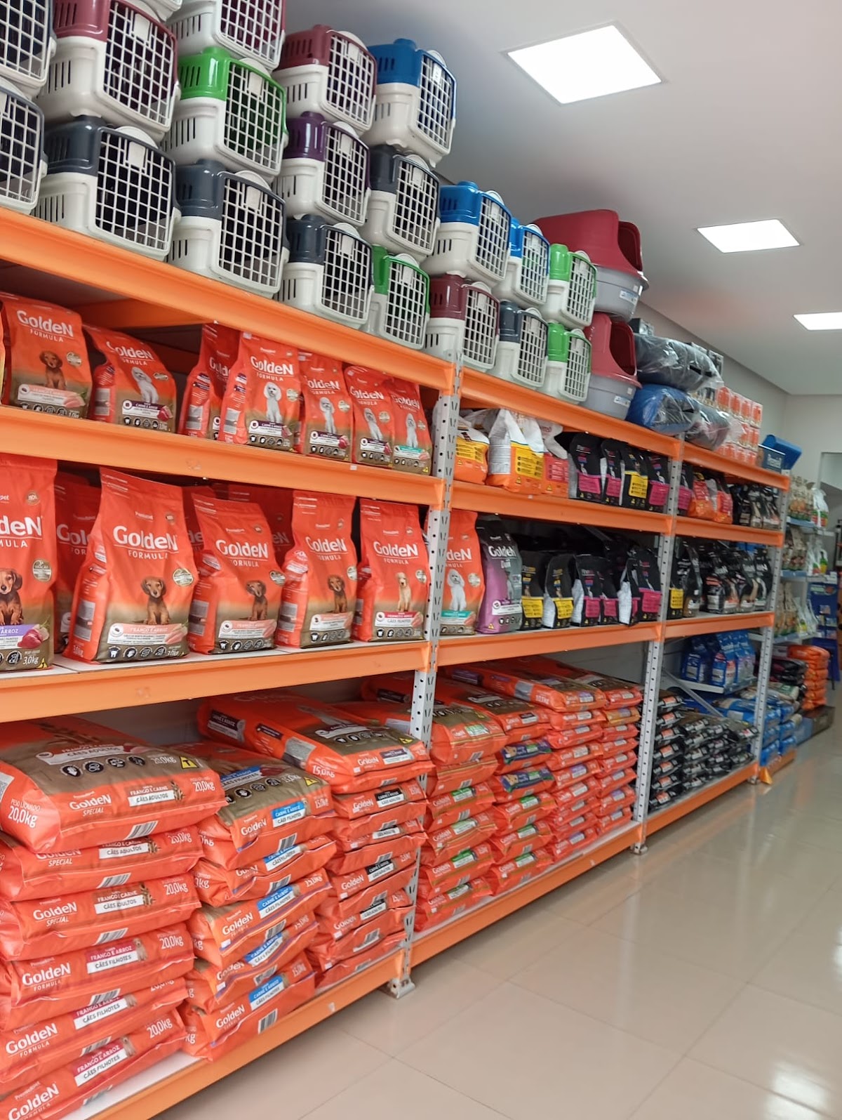 Prateleiras de rações e produtos pet