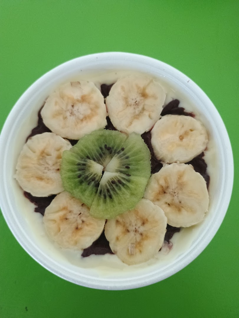 Tigela de açaí decorada com rodelas de banana e uma fatia de kiwi no centro