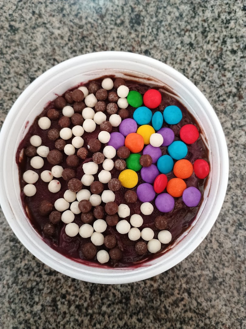 Tigela de açaí coberta com confetes coloridos e crocantes