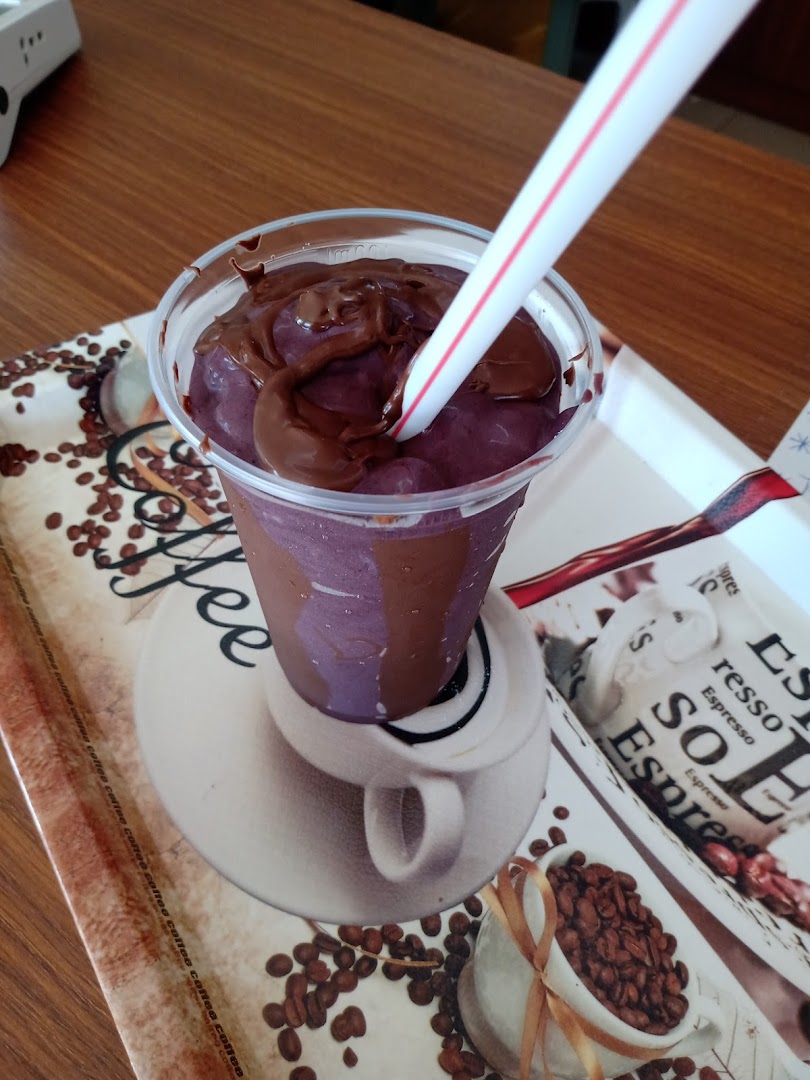 Copo de açaí montado com cobertura para levar