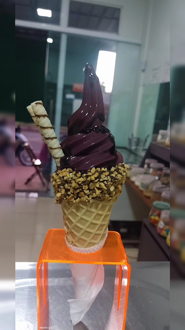 Cone de açaí cremoso com casquinha crocante e amendoim torrado na borda