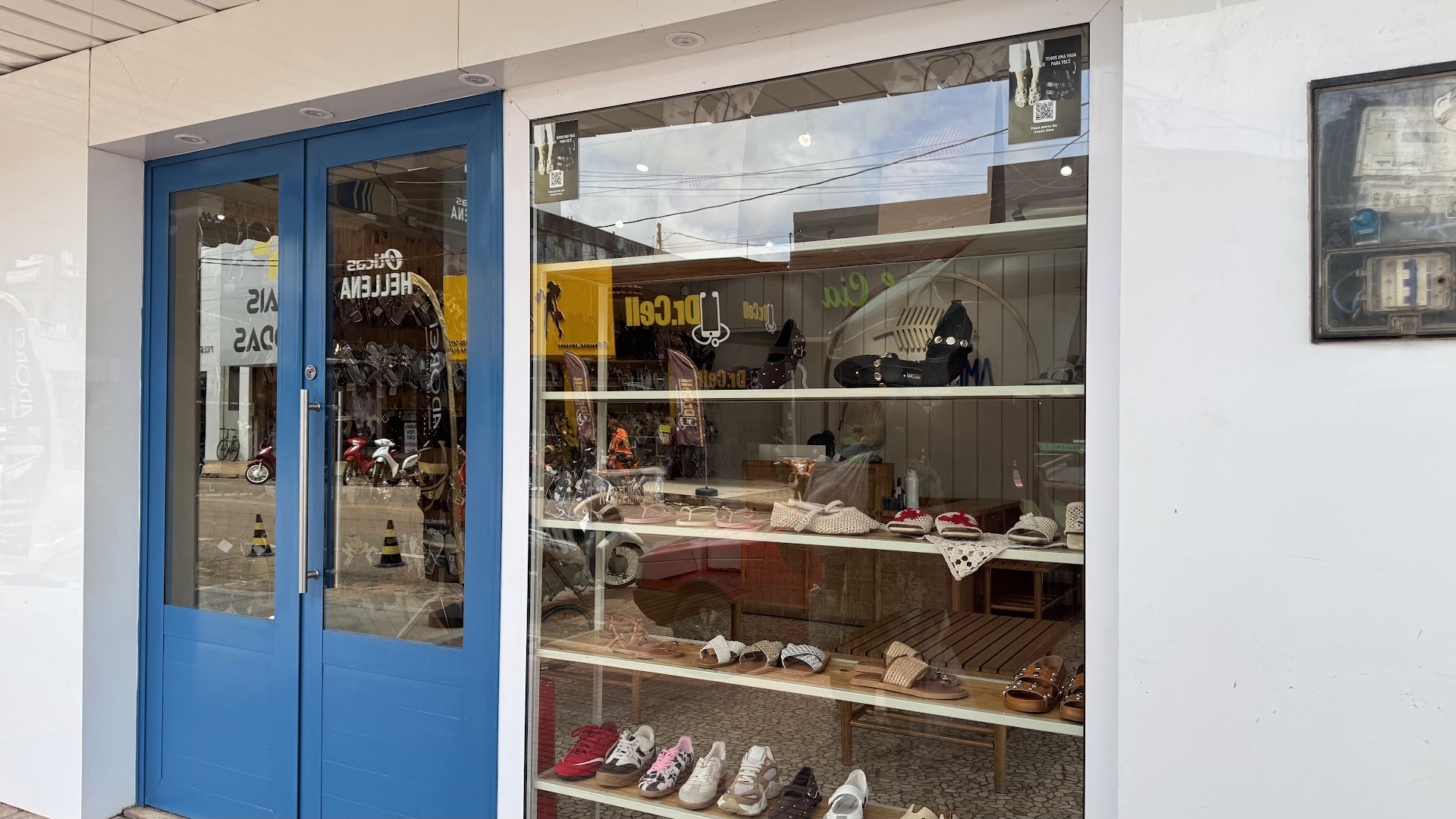 Vitrine de vidro da loja com calçados femininos expostos