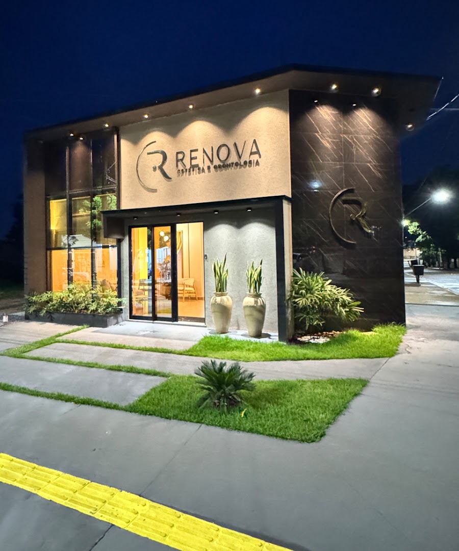 Fachada da Renova Estética & Odontologia à noite