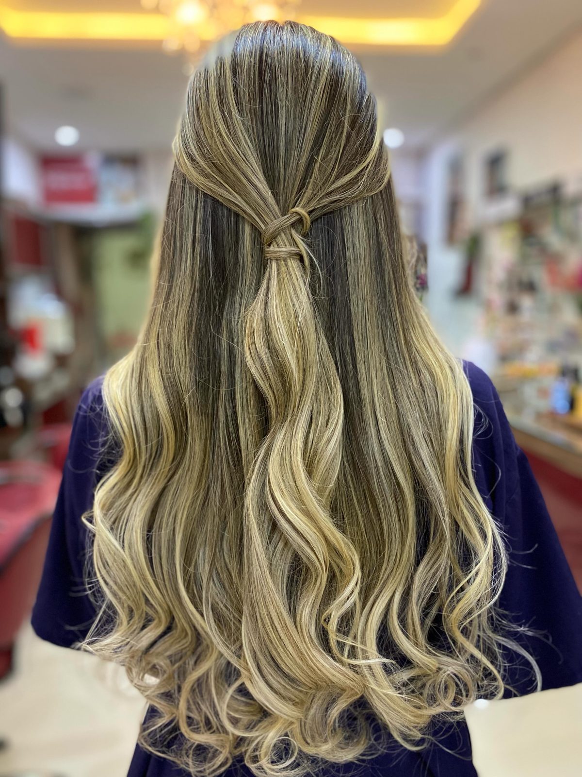 Mechas com penteado semi-preso feito no salão
