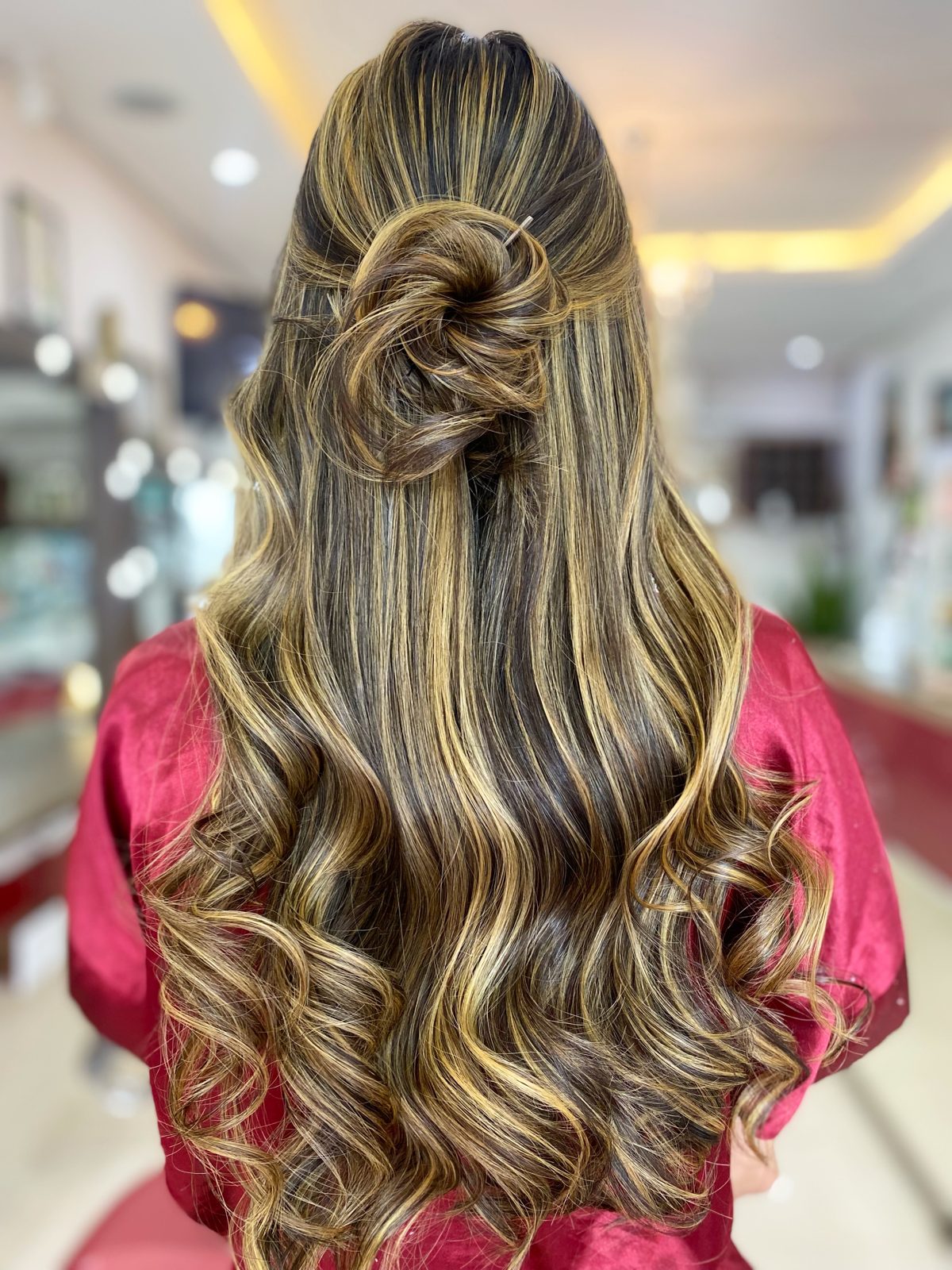 Penteado com coque feito no salão