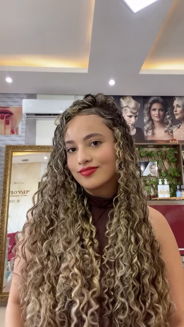 Cabelo cacheado de cliente do salão