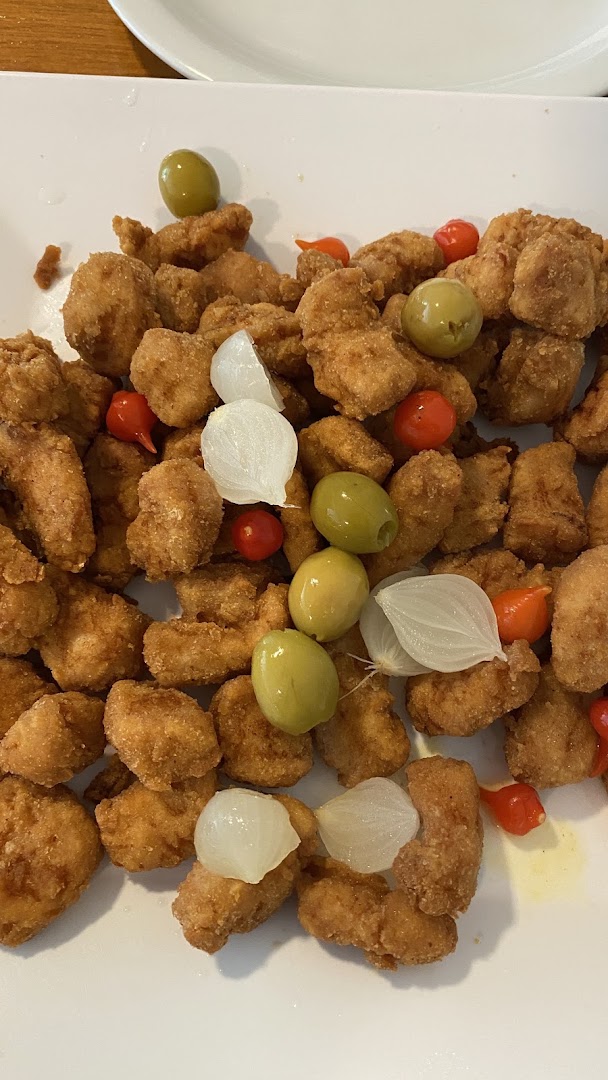 Iscas de peixe fritas douradas com azeitonas