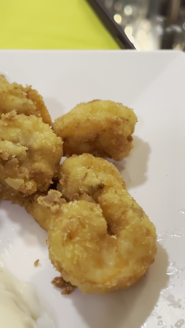Peixe frito em pedaços dourados e crocantes