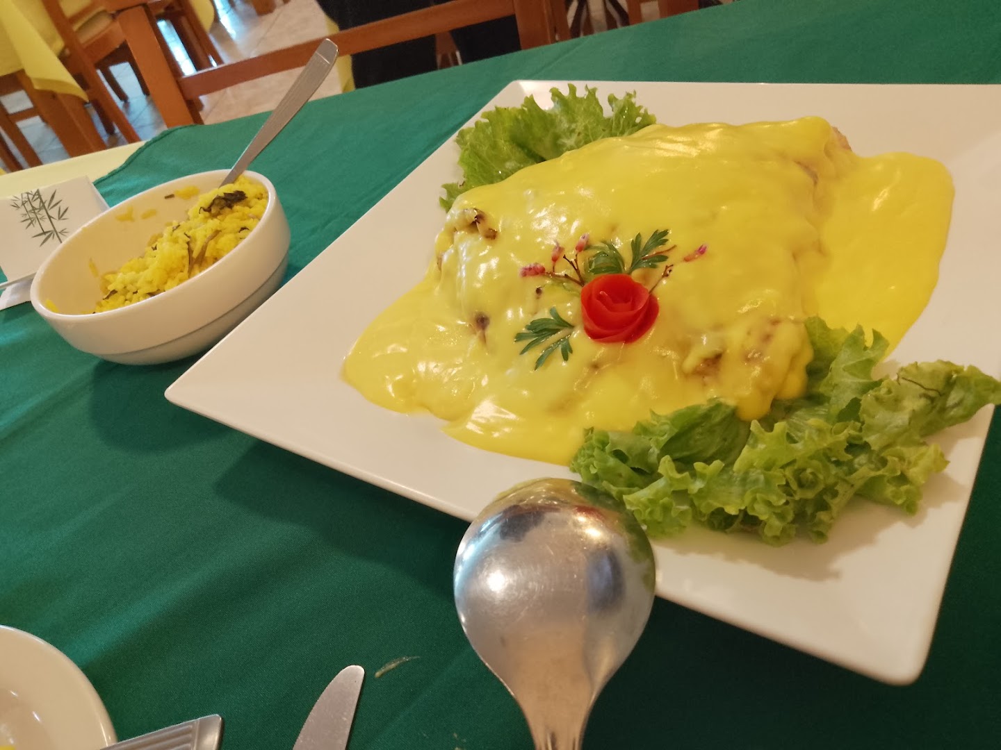 Filé de peixe ao molho da casa montado no prato