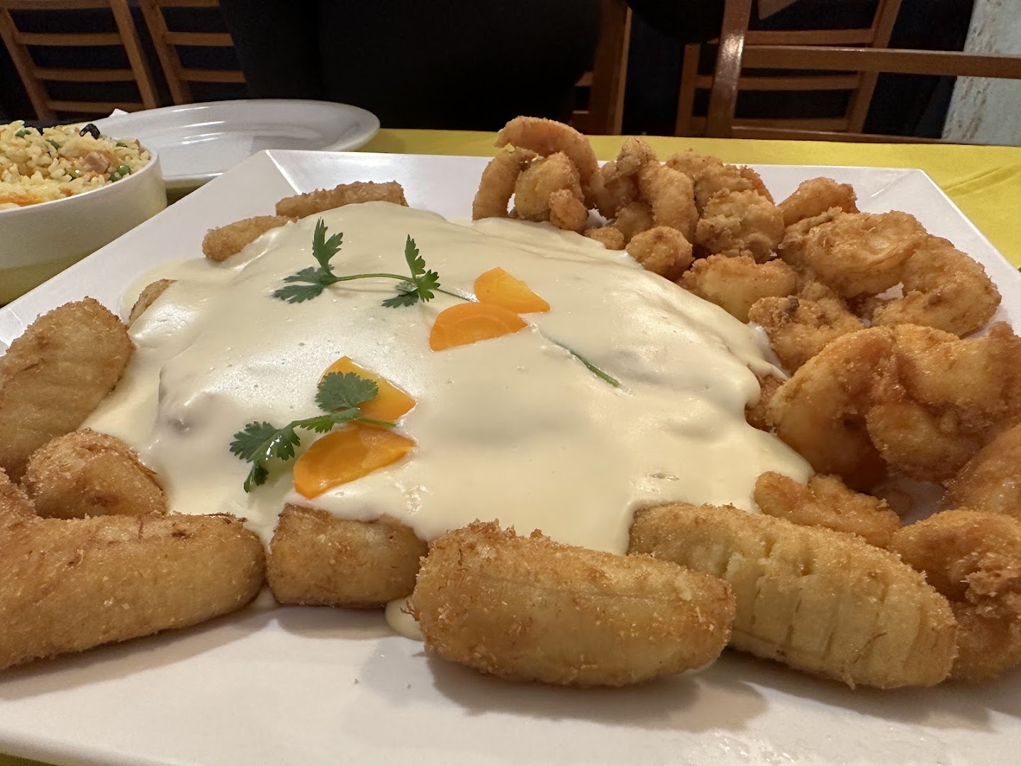 Prato farto de peixe ao molho branco com acompanhamentos