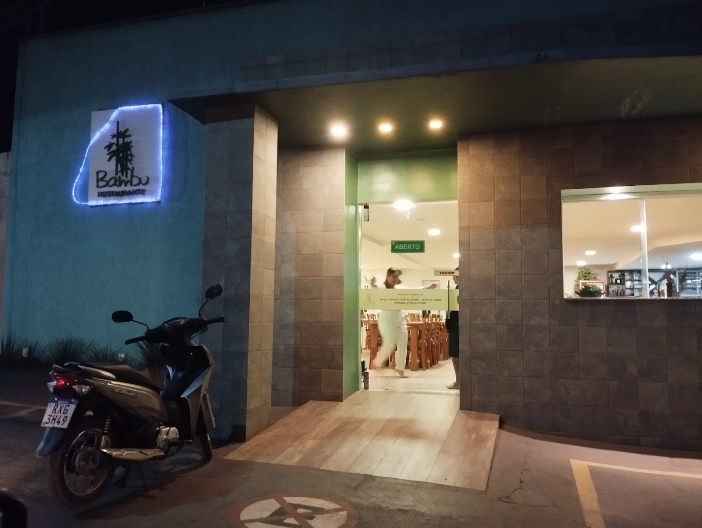 Fachada iluminada do Restaurante Bambu à noite na Cidade Nova, Marabá