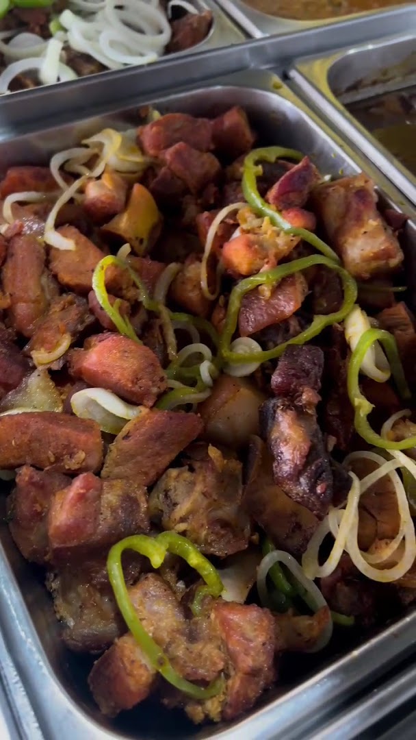 Carne grelhada na brasa em destaque