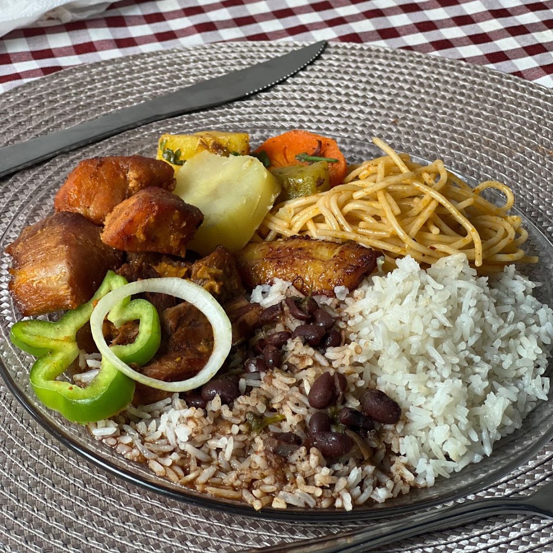 Prato de comida caseira farto com arroz, feijão, carne e acompanhamentos