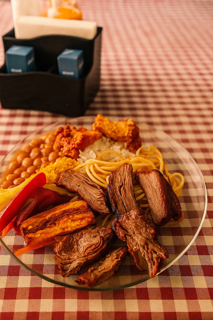 Prato montado com feijão, carne e acompanhamentos