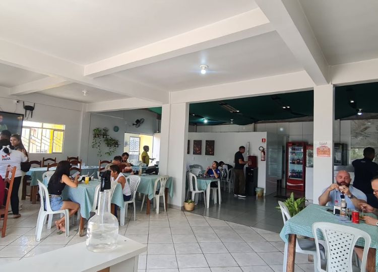 Salão do restaurante com mesas postas e ambiente aconchegante