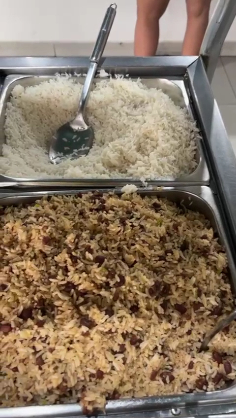 Cubas de arroz e farofa fresquinhos no buffet