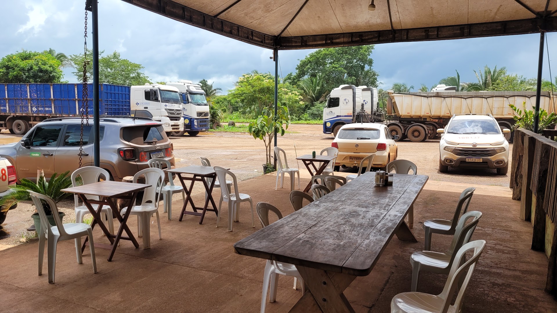 Estacionamento do Primavera com caminhões
