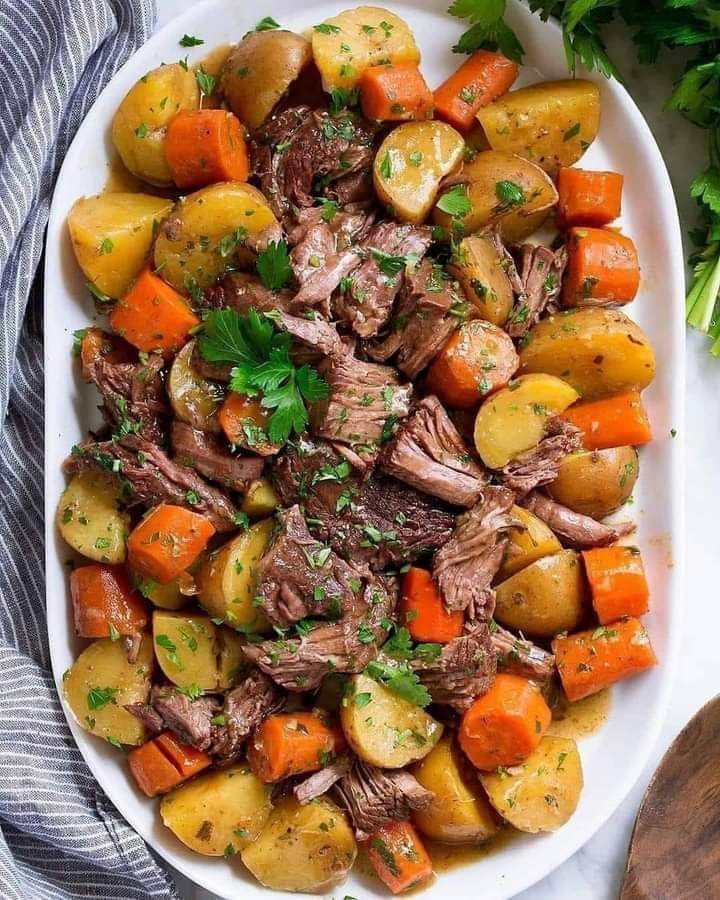 Carne de panela cozida com batata e cenoura, bem servida no prato