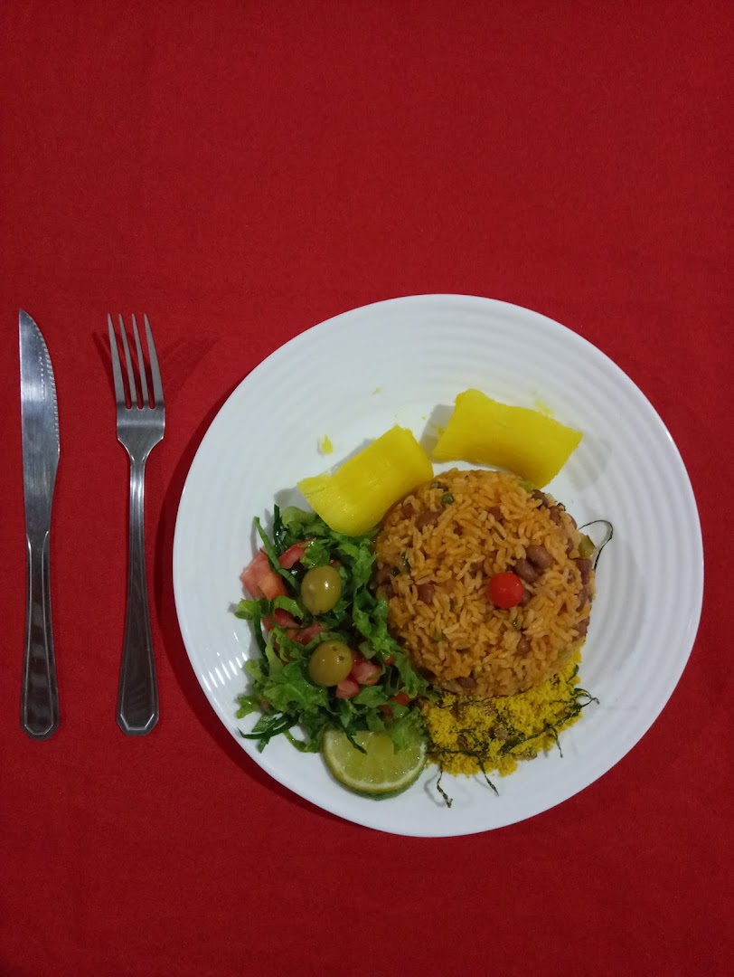 Prato de arroz temperado com salada, na mesa vermelha
