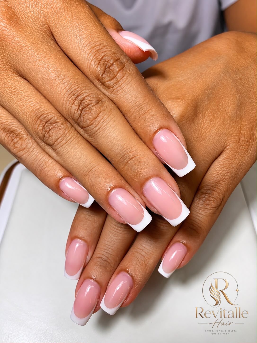 Unhas em francesinha clássica