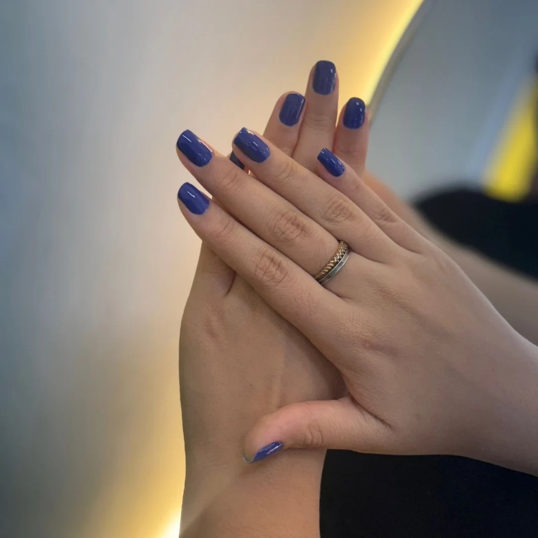 Unhas esmaltadas em azul