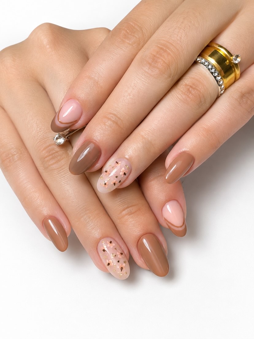 Unhas nude com detalhes de nail art