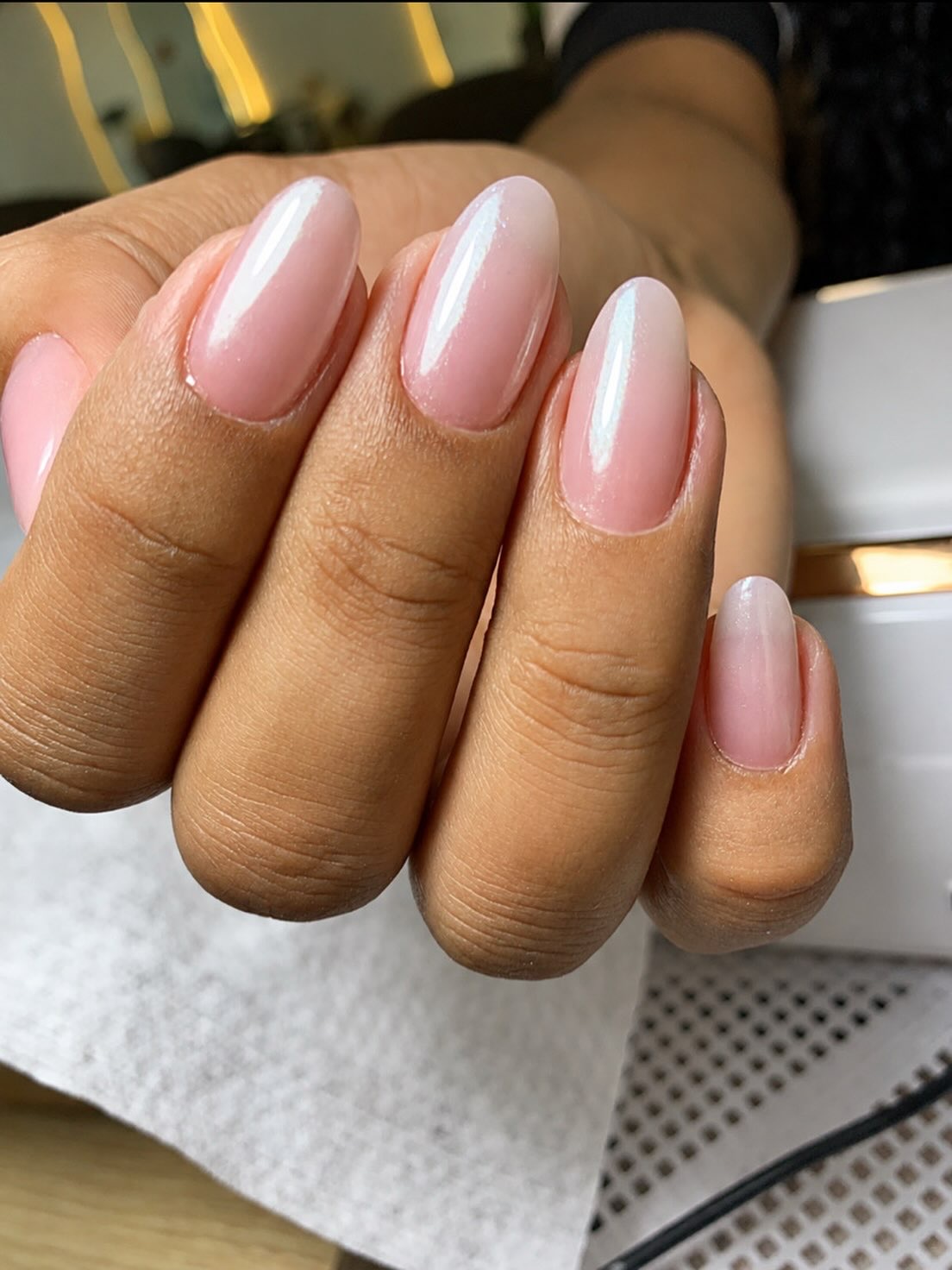 Unhas com efeito perolado e brilho