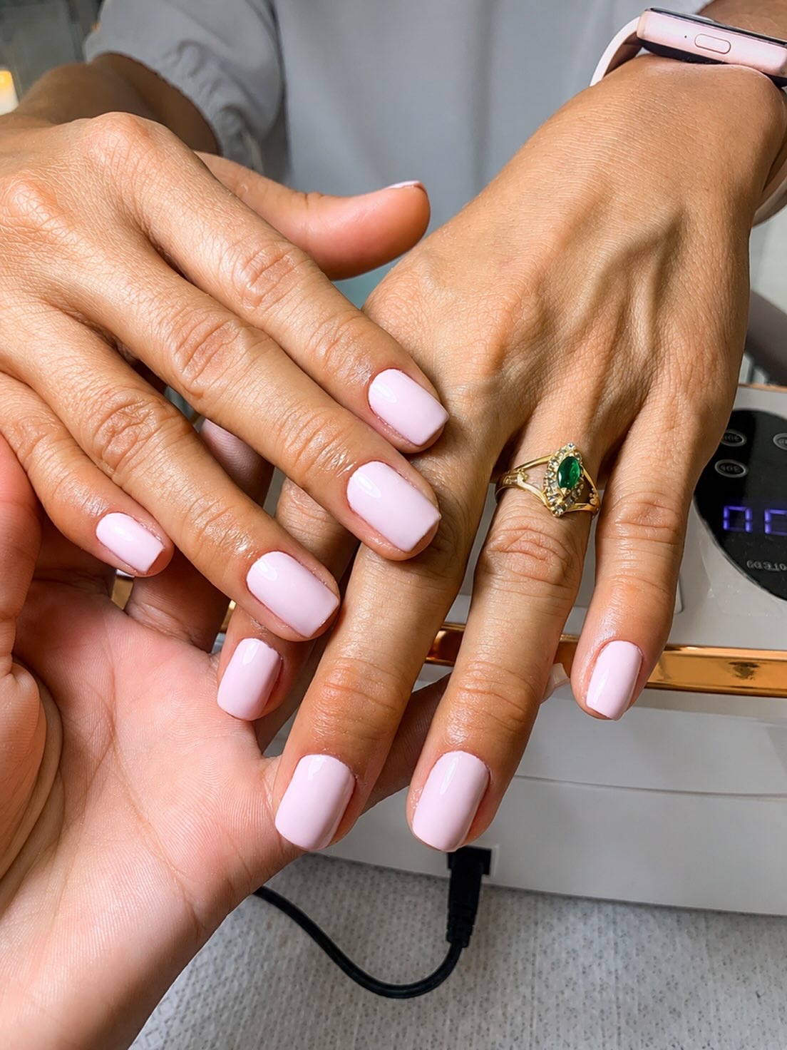 Unhas em tom claro delicado