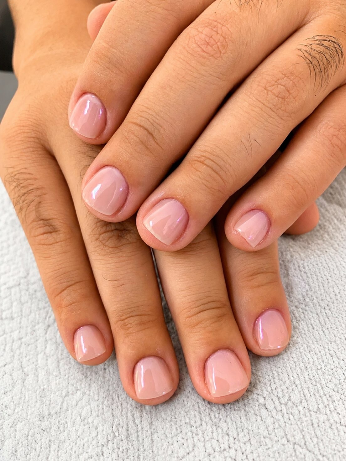 Unhas em tom nude pêssego