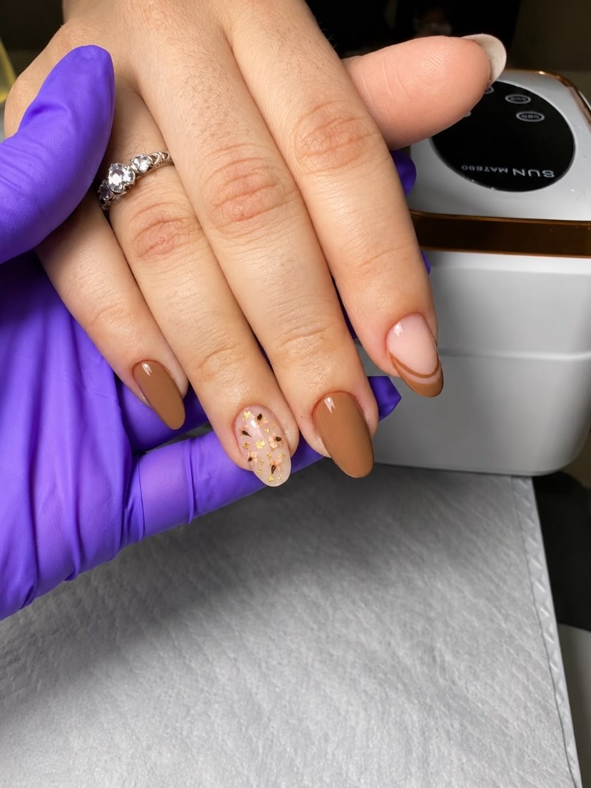 Unhas em tom marrom com desenho