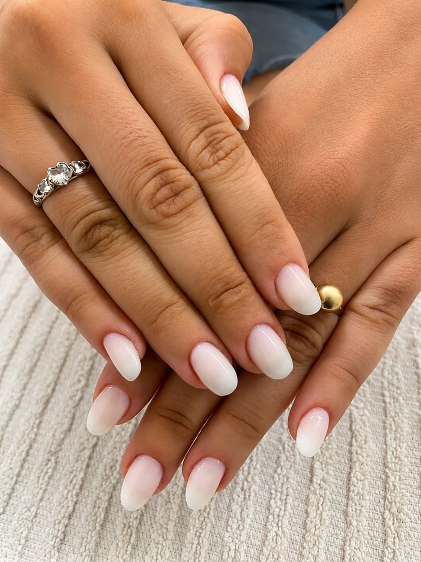 Unhas em acabamento nude natural