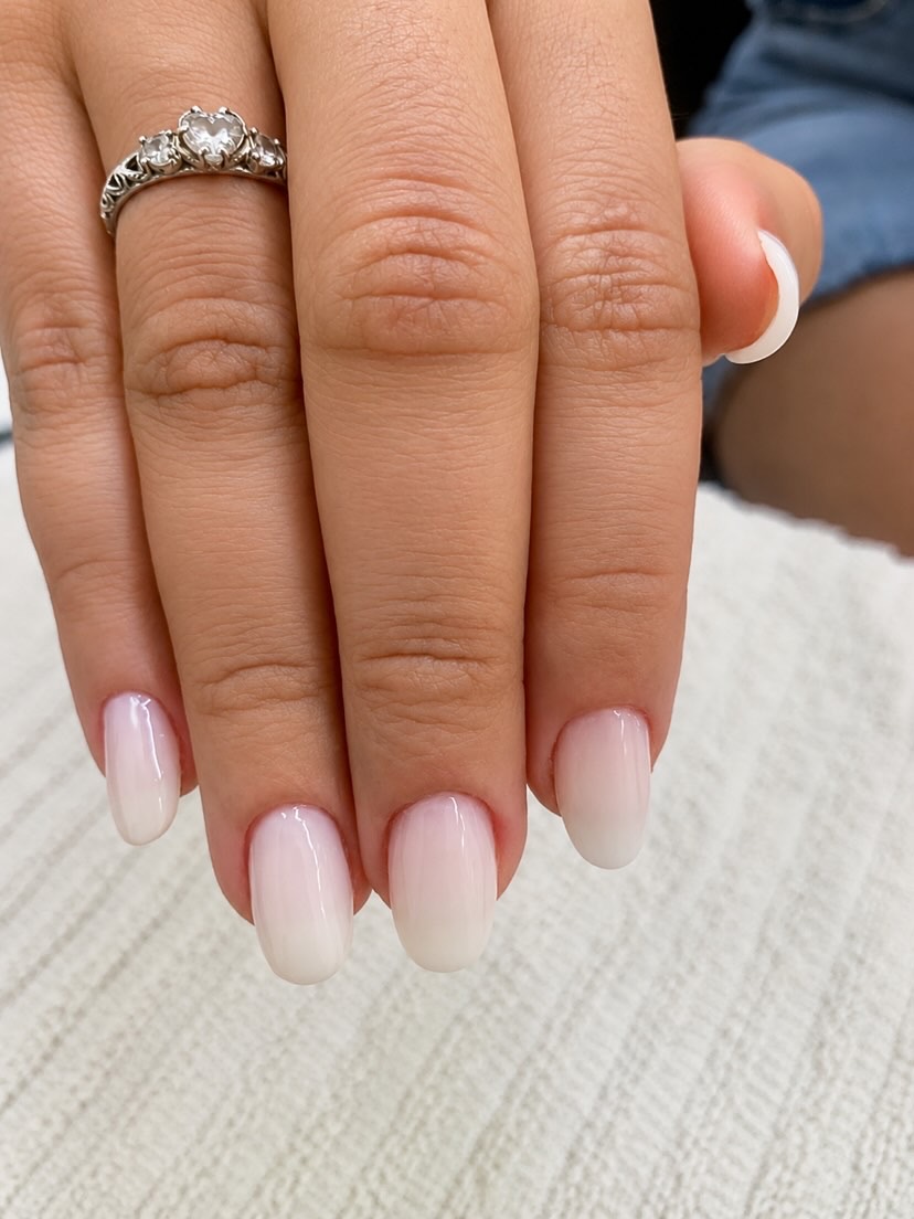 Unhas com esmaltação estilo ombré bem feita