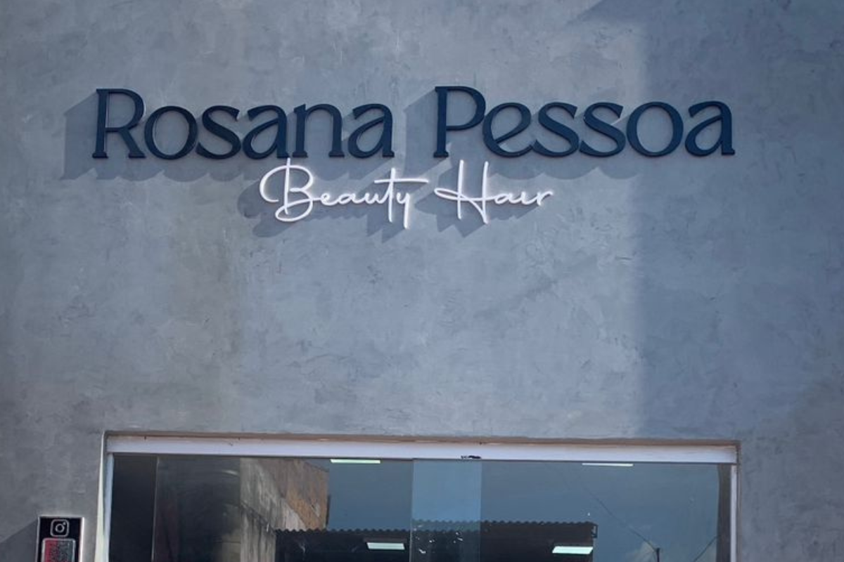 Fachada do salão Rosana Pessoa Beauty Hair com letreiro em parede de cimento queimado