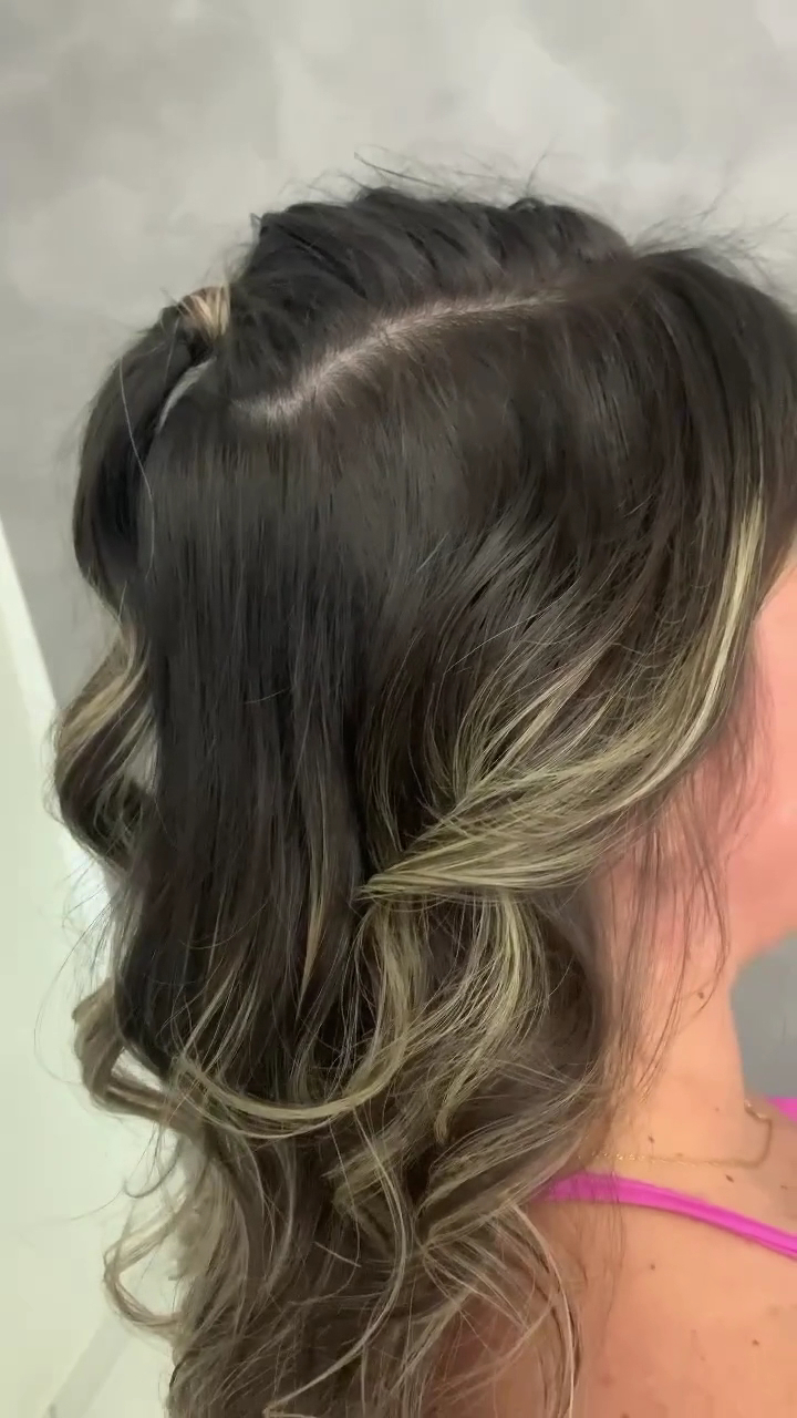 Cabelo castanho com mechas loiras finalizado em ondas, feito no salão Rosana Pessoa Beauty Hair