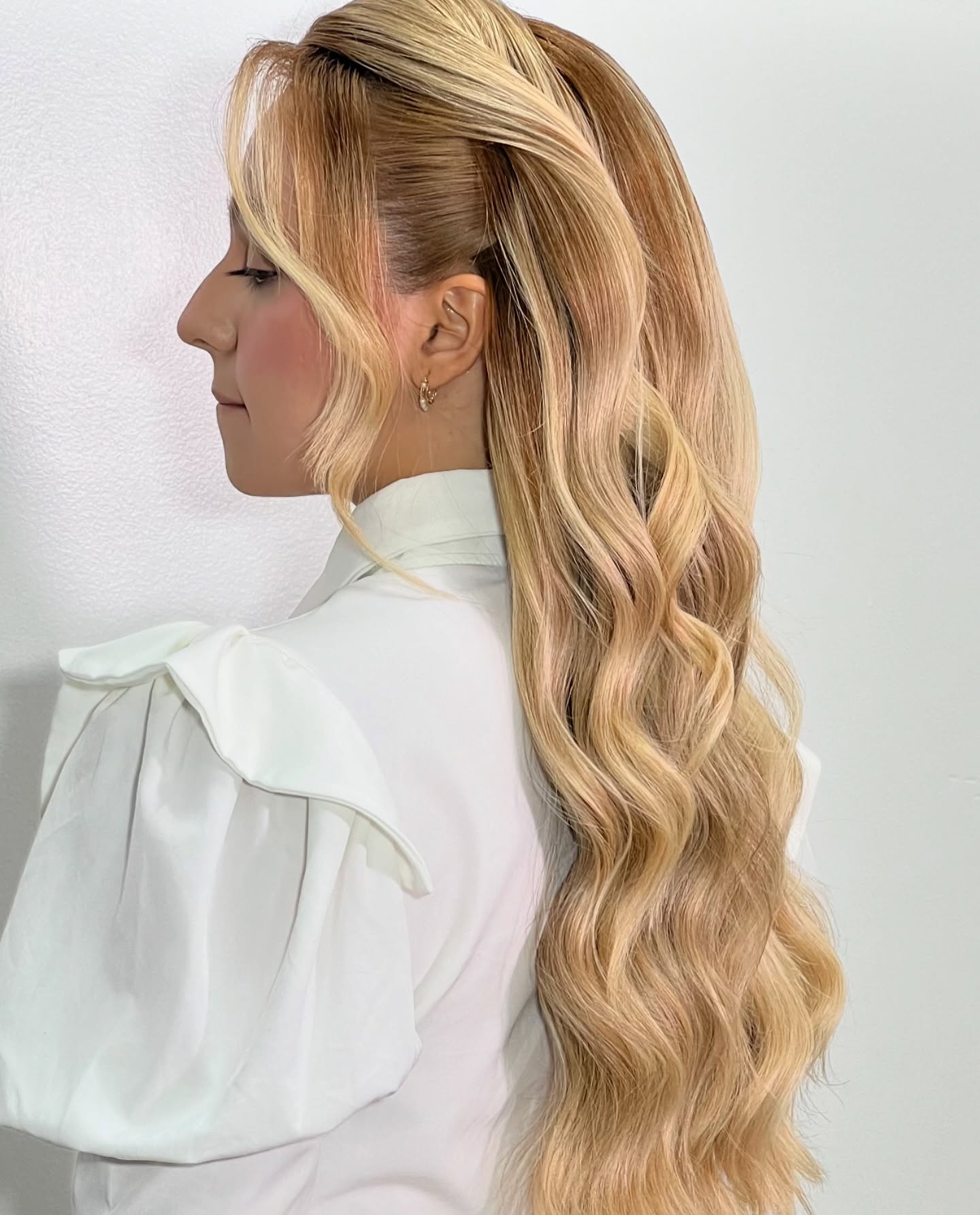 Penteado semipreso com ondas de perfil