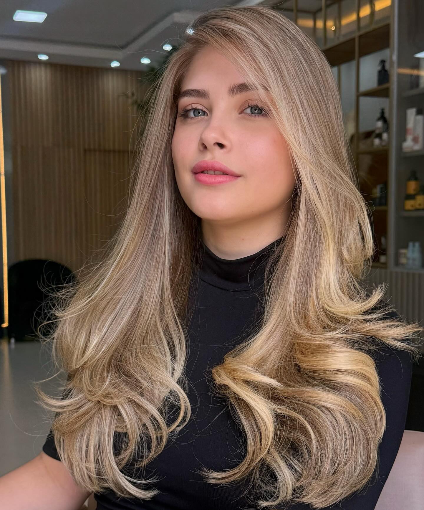 Loiro com escova modelada e volume