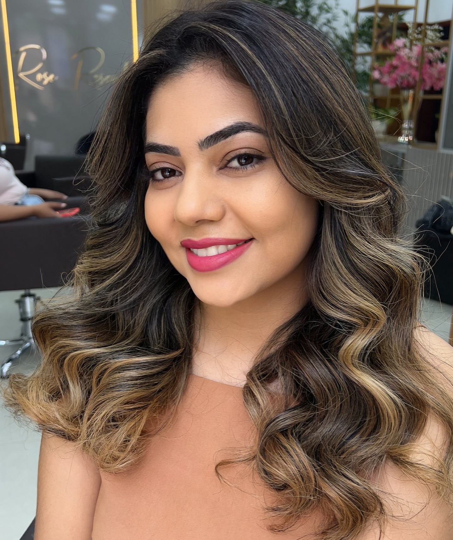 Morena iluminada com balayage no salao