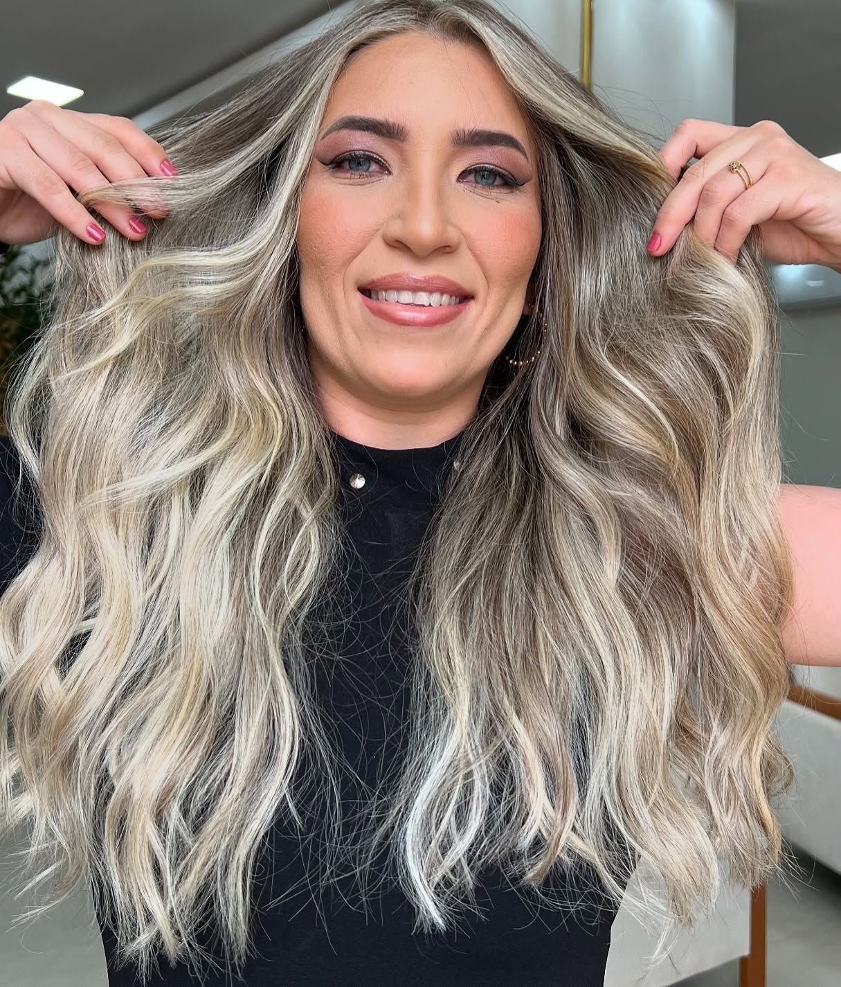 Loiro acinzentado com ondas naturais de frente
