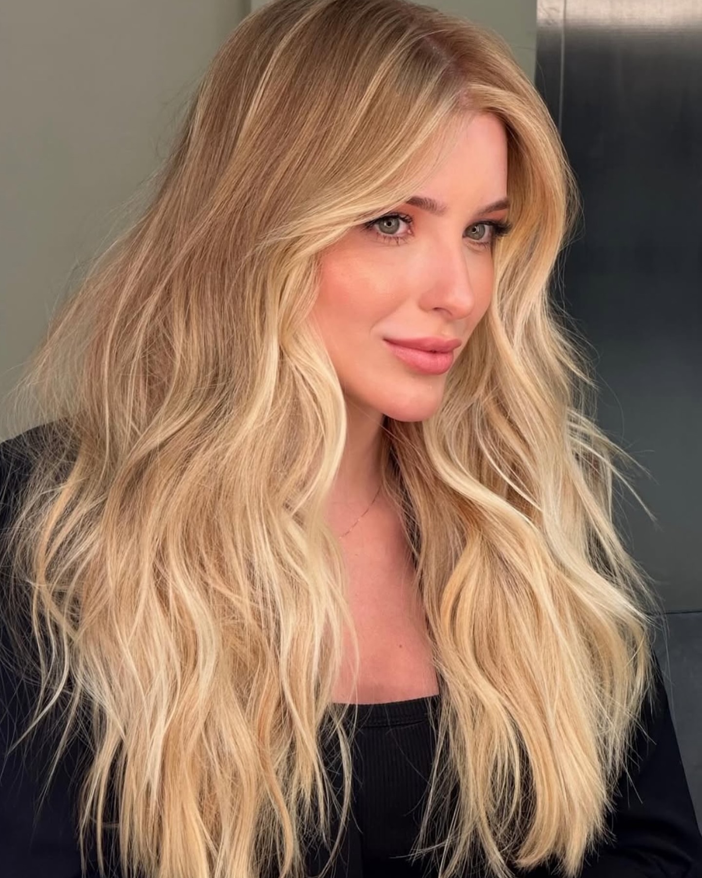 Loiro dourado longo com ondas soltas