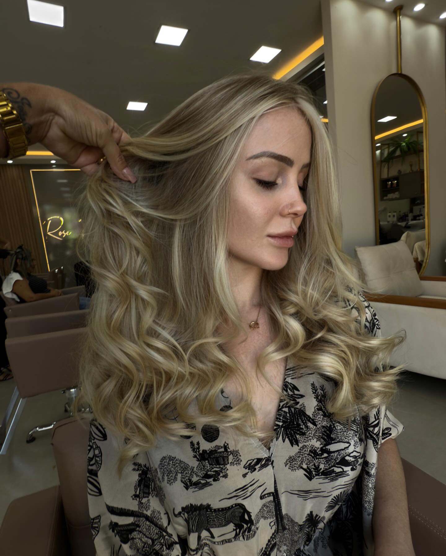 Loiro com ondas e brilho finalizado no instituto
