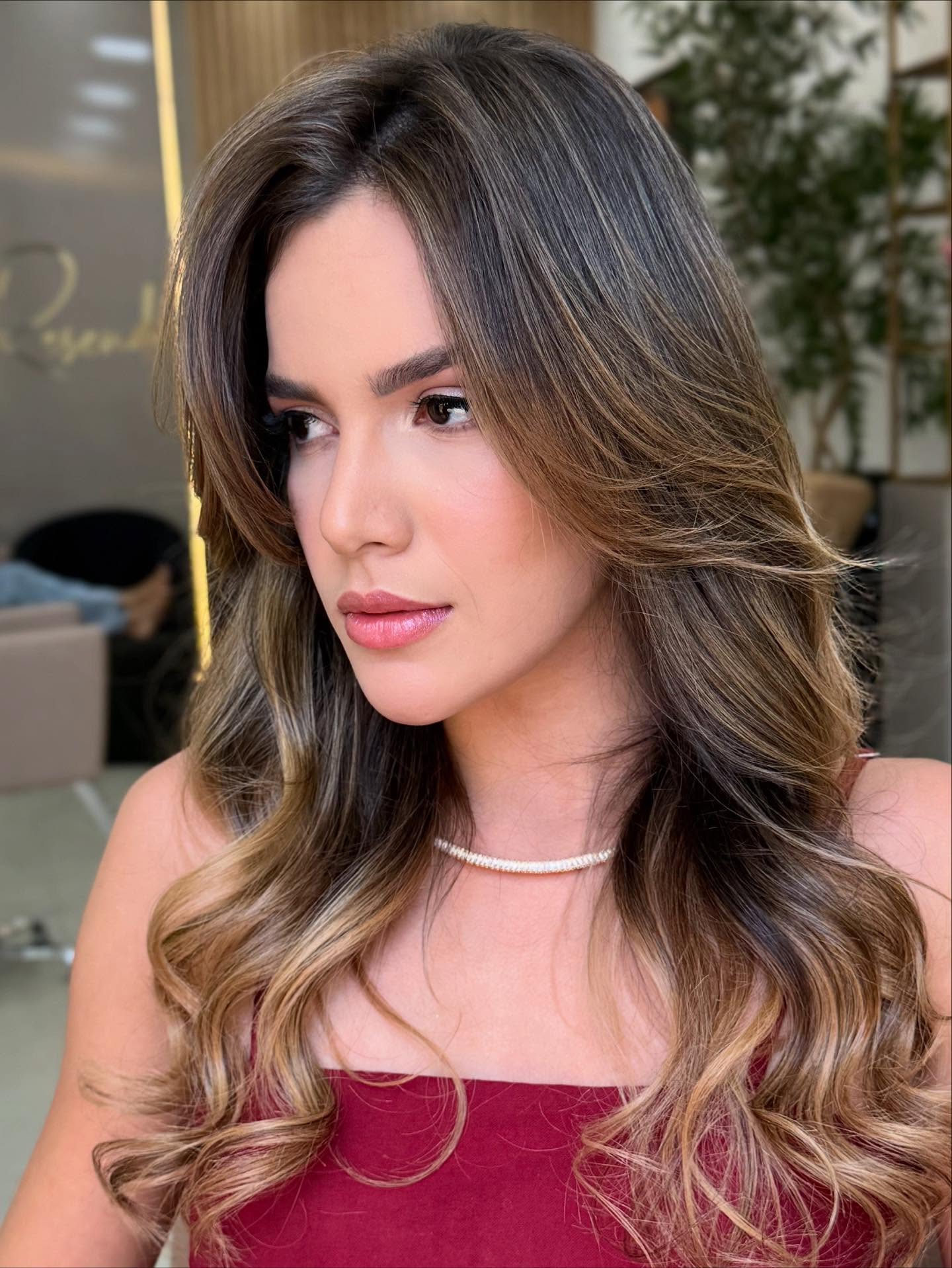 Morena iluminada com ondas e brilho
