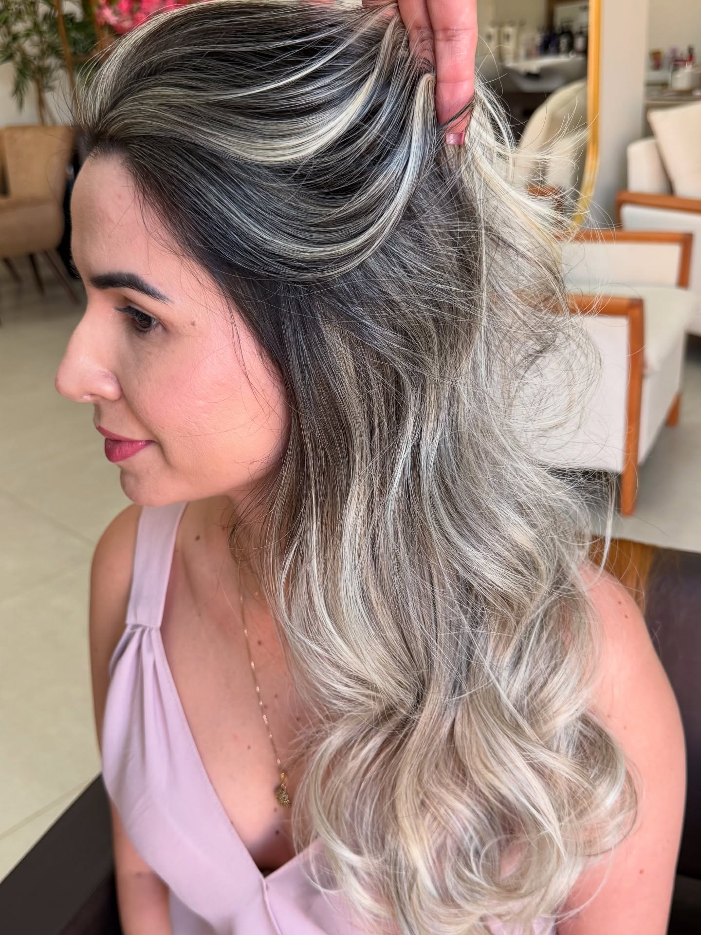 Loiro acinzentado com raiz esfumada de perfil