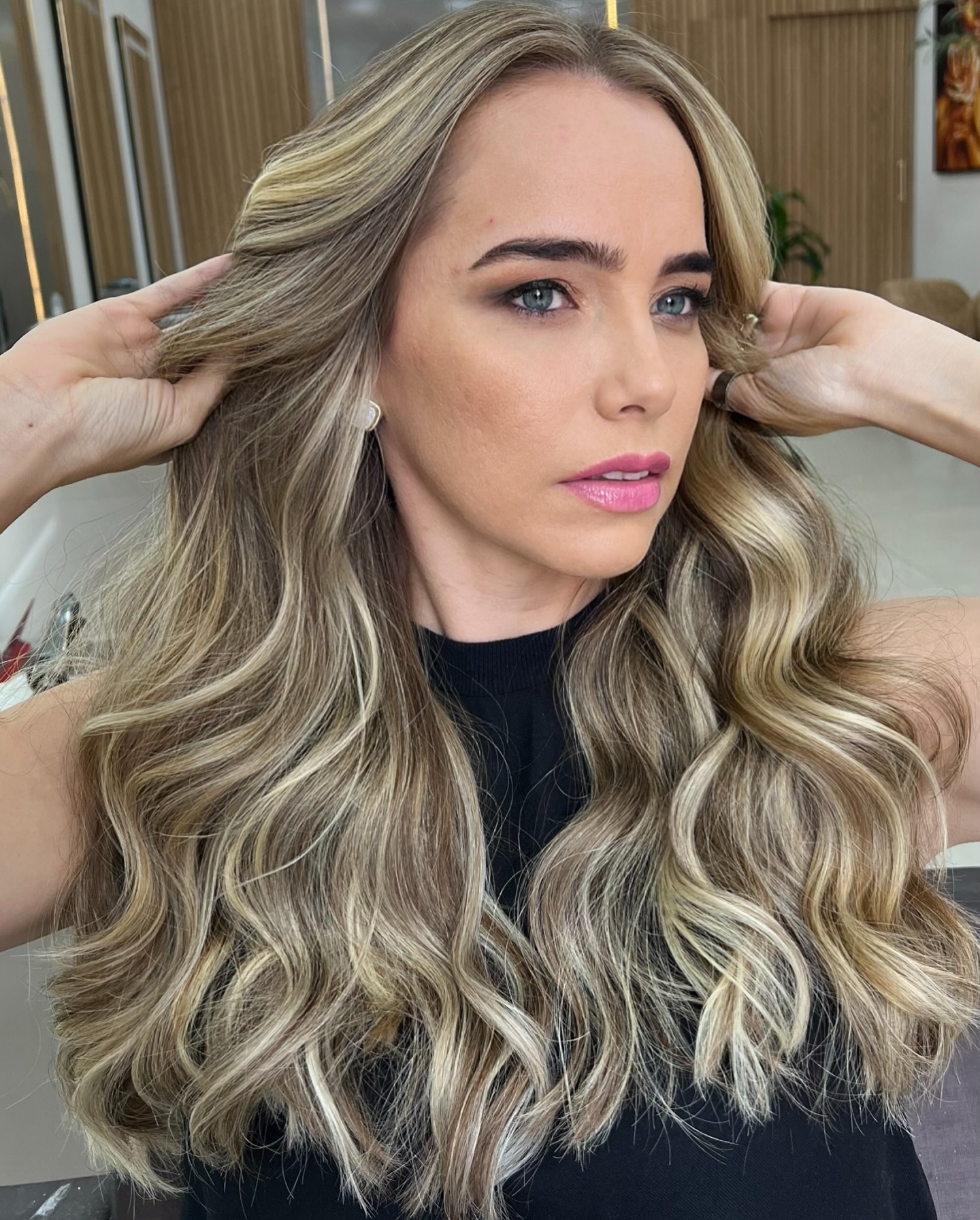 Bronde com ondas e make de festa