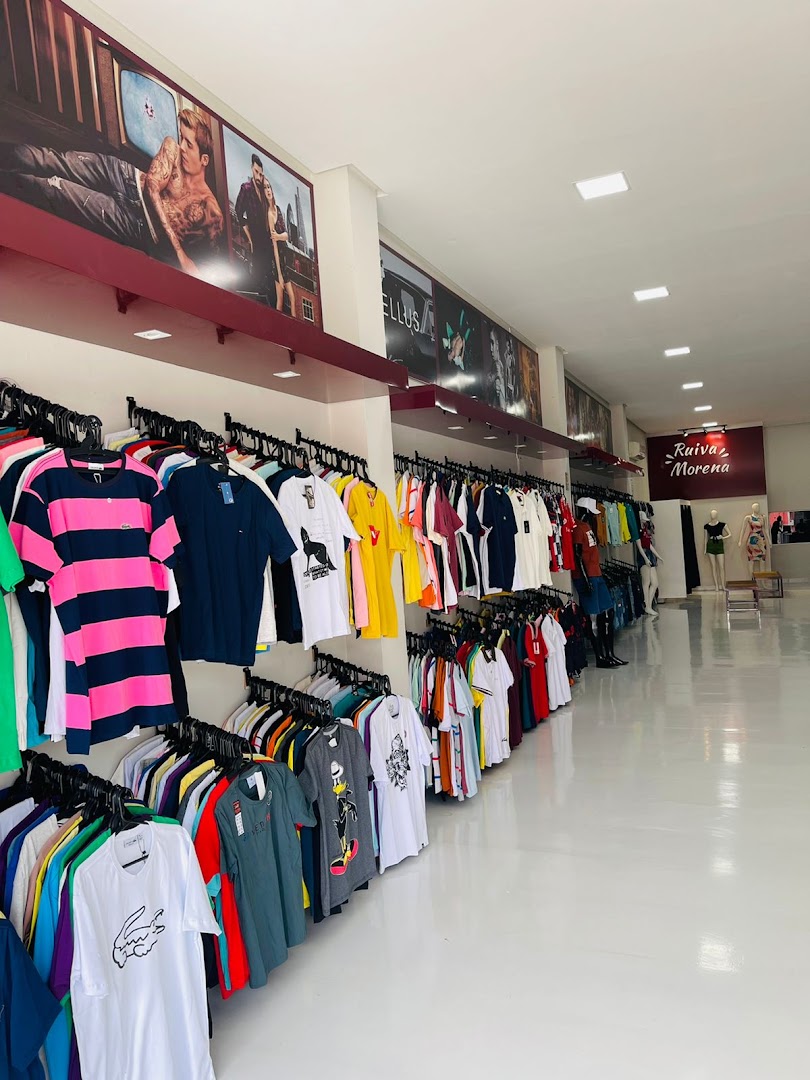 Corredor da loja com araras de roupas dos dois lados