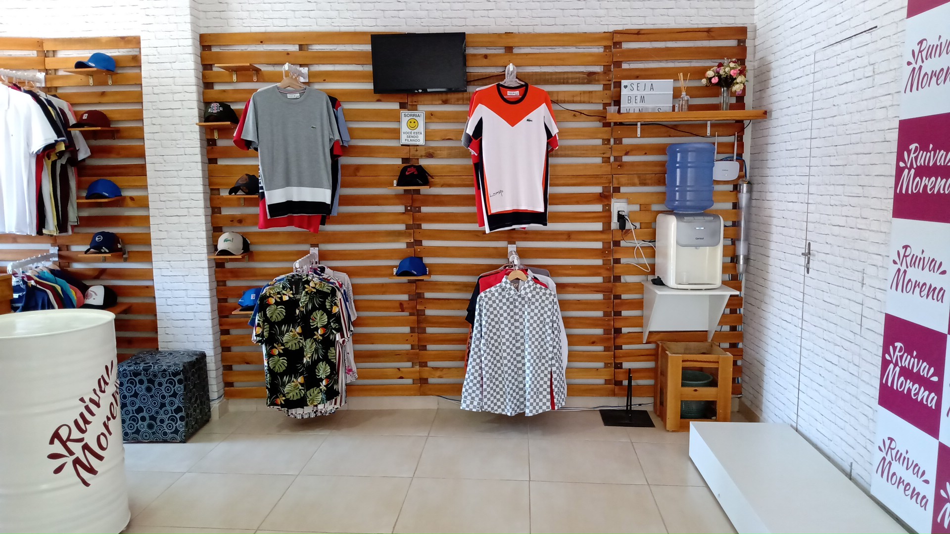 Parede de madeira com camisetas expostas em destaque
