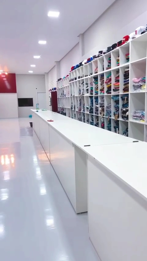 Interior amplo e limpo com balcao e prateleiras de pecas dobradas